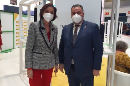 La ministra Reyes Maroto apoyó a Eduardo Morán en la promoción de León en Fitur. DL