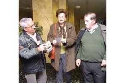 Santiago Fernández, a la izquierda, durante la campaña de captación de donantes en el hospital