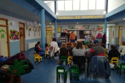 El trabajo en una de las escuelas infantiles de Ponferrada. DL