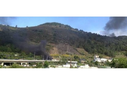 En la imagen se aprecia el humo a los dos lados del túnel en el corte de Villafranca.