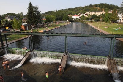 La playa fluvial de Vega de Espinareda es una de las más grandes y concurridas del Bierzo y cuenta también con una piscina con toboganes. L. DE LA MATA