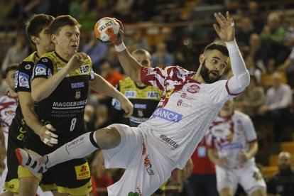 Rubén Marchán a punto de efectuar un lanzamiento en el partido de copa EHF contra el Magdeburg disputado el mes de febrero. JESÚS F. SALVADORES