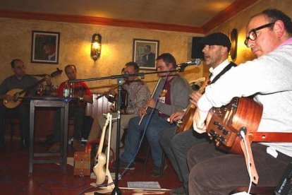 Miembros de la banda leonesa de folk Moher. DL