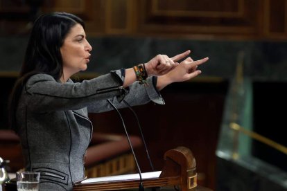 La diputada de Vox Macarena Olona ayer, en la sesión de control al Gobierno en el Congreso. JAVIER LIZÓN