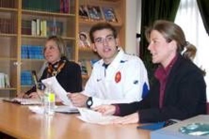 Pilar Gavari, Juan Gervas y Marta Álvarez de la Ballina, durante las conferencias