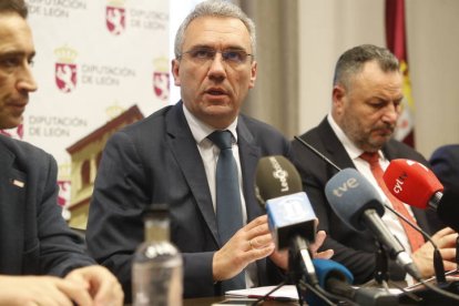 Javier Izquierdo, en la reunión de la mesa por León. RAMIRO