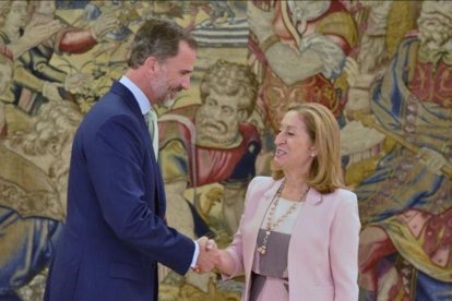 El Rey y la presidenta del Congreso, Ana Pastor, este lunes en La Zarzuela.