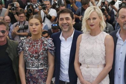 Sean Penn, Adele Exarchopoulos, Javier Bardem, Charlize Theron y Jean Reno, en Cannes, en la presentación de 'The last face'.