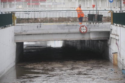 Vista de un túnel inundado el la localidad valenciana de Aldaya este domingo. JUAN CARLOS CÁRDENAS