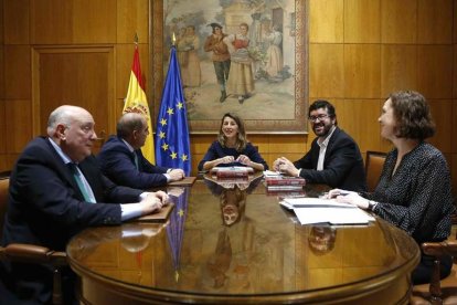 La ministra Yolanda Díaz con representantes de ATA.