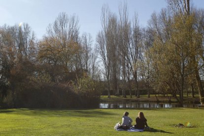 Gente en el parque de La Candamia. F. Otero Perandones.