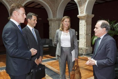 Los responsables del BBVA, con los consejeros de Economía y Hacienda, ayer, en Valladolid.