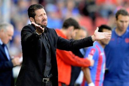 Diego Simeone, durante el partido que ha enfrentado al Levante y el Atlético en el Ciutat de València.