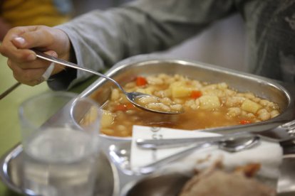 Un niño toma su comida en el colegio. JESÚS F. SALVADORES