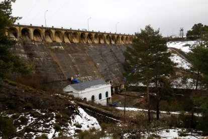 El muro de la presa destaca sobre las nieves. APARICIO