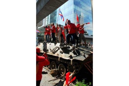 Simpatizantes del ex presidente tailandés se suben a un tanque