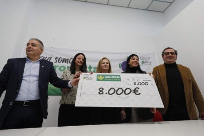 Caja Rural entregó 8.000 euros para el plan de ayuda a personas con discapacidad mental. ANA F. BARREDO