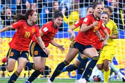 Las jugadoras españolas celebran el segundo penalti de Hermoso.