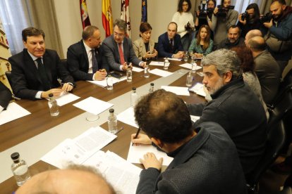 Reunión de la mesa por León. RAMIRO