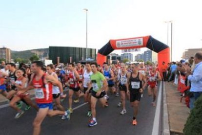 Los participantes en la media maratón tomaron la salida a las diez de la noche desde la ciudad depor