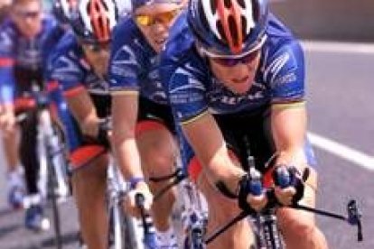 Armstrong lidera a su equipo en una de las sesiones de entrenamiento previas al Tour de Francia