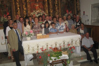 Familiares, compañeros y amigos, durante el homenaje.