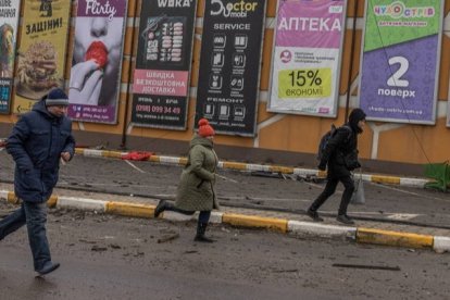 Ciudadanos de Bucha huyen ayer de la caída de bombas rusas. ROMAN PILIPEY