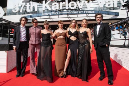 Jonás Trueba, Bárbara Lennie, Helena Ezquerro, Itsaso Arana, Itziar Manero, Irene Escolar y Javier Lafuente. FESTIVAL KARLOVY VARY