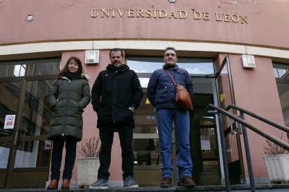 Los ganaderos han dado su versión en las puertas del Albeitar. FERNANDO OTERO