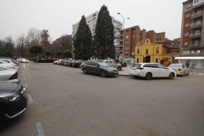 Imagen del estacionamiento frente a la capilla de Santa Nonia. RAMIRO