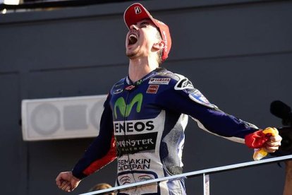 Jorge Lorenzo lanza un grito de liberación tras ganar la carrera de Cheste y el título de MotoGP.