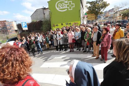 Alumnos y ex alumnos presenciaron el descubrimiento de la placa. A.F.B.