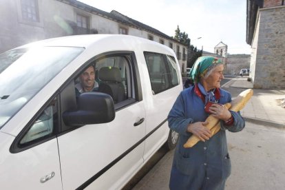 Una vecina de Riello compra el pan ‘de pueblo’ a la puerta de su casa.