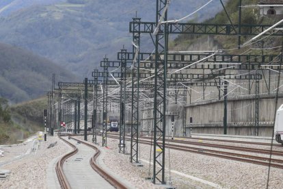 Zona de vías en el inicio de tramo de la Variante ferroviaria entre León y Asturias. RAMIRO