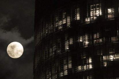 La superluna del pasado 19 de febrero, con la Torre Agbar al lado.