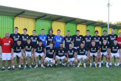 La plantilla de la Virgen del Camino en el primer entrenamiento de la temporada.