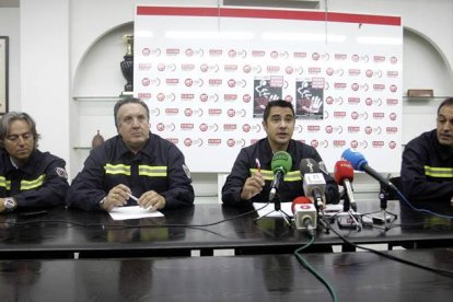 Los representantes de UGT de los Bomberos de León, Benedicto Díez (C) y Carlos Lozano (D), explican en rueda de prensa el informe sobre la actuación en el incendio del Ayuntamiento.