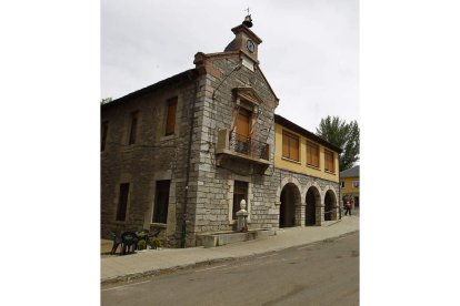 Fachada del Ayuntamiento de San Emiliano.