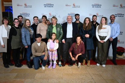 Jesús Calleja, Jesús Julio Carnero y Ester Muñoz, en el centro, durante la presentación de los resultados de Pasaporte de Vuelta. JCYL