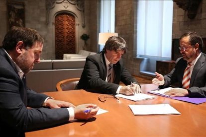 Carles Puigdemont y Oriol Junqueras reciben la notificación del TSJC.