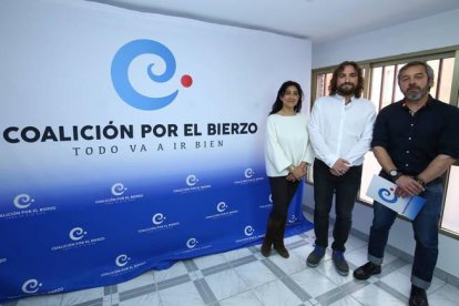 os candidatos a la elecciones autonómicas por Coalición por el Bierzo (CB), Raúl Rodríguez (C), Carmen Álvarez, y Lolo Serantes (D), durante su presentación esta mañana