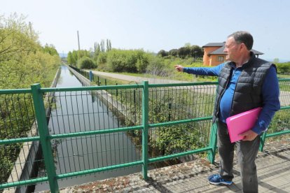 El presidente del Canal Alto, Gerardo Fernández, junto al ramal principal en Cubillos del Sil, a principios de mes. L. DE LA MATA