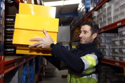 Hasta las ocho de la noche Alberto González trabaja en un almacén de suministros industriales. A partir de esa hora se pone las zapatillas y sale a entrenar.