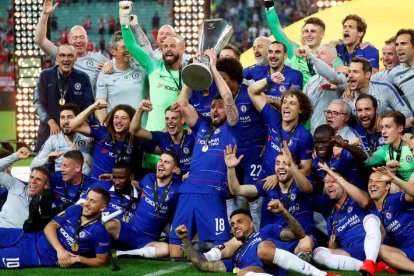 El Chelsea festejó su éxito levantando el trofeo de campeón de la Liga Europa 2018-2019. SHIPENKOV