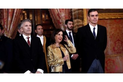 El ministro del Interior en funciones, Fernando Grande Marlaska, la titular de Defensa, Margarita Robles, y el presidente del Gobierno, Pedro Sánchez.