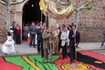 La procesión cumplirá con el ritual del Corpus Christi y volverá a salir de la iglesia para pisar la