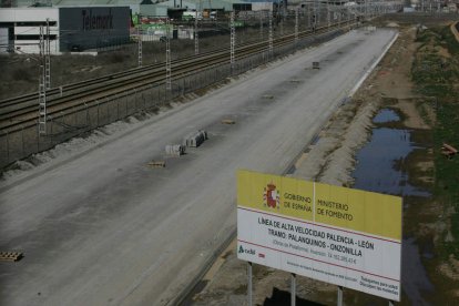 Estado actual de las obras del AVE a su paso por el puente del polígono de Onzonilla.