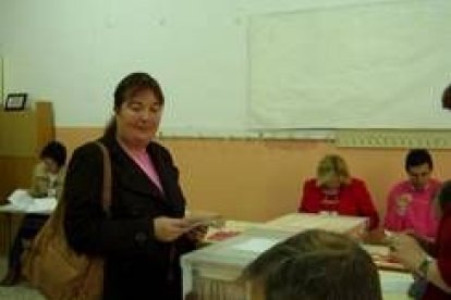 La cabeza de lista del Partido Socialista, Ana Luisa Durán, en el momento de entregar su voto