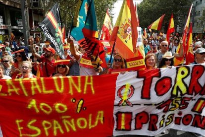 Manifestación en defensa por la unidad de España celebrada en el Paral·lel de Barcelona.