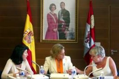 La presidenta de la Sala de lo Contencioso del TSJ, María Luisa Segoviano, estuvo en las Cortes